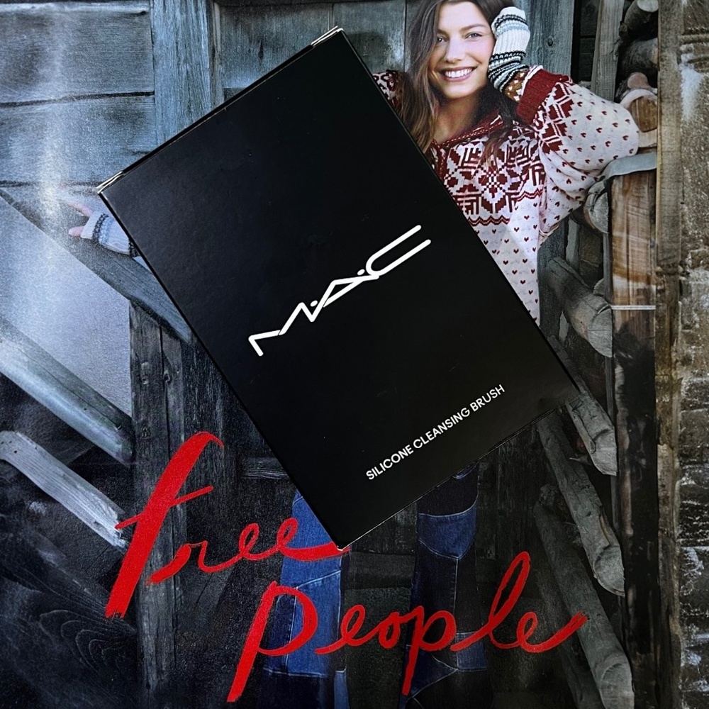 NIB ✶FREE✶ [MAC] Rechargeable Silicone Cleansing Brush | Free w/ $44 purchase!
